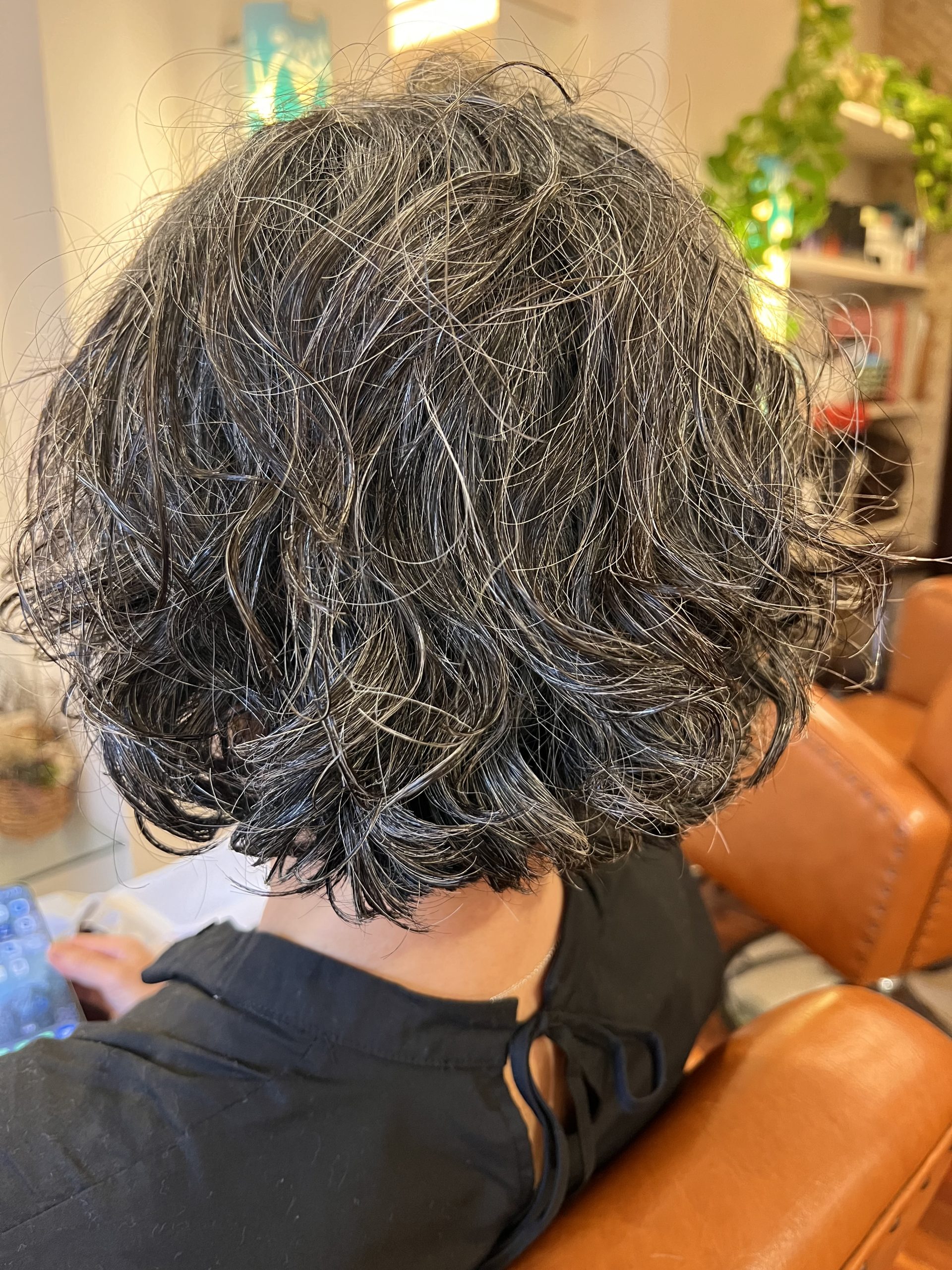 グレーヘアで若々しく